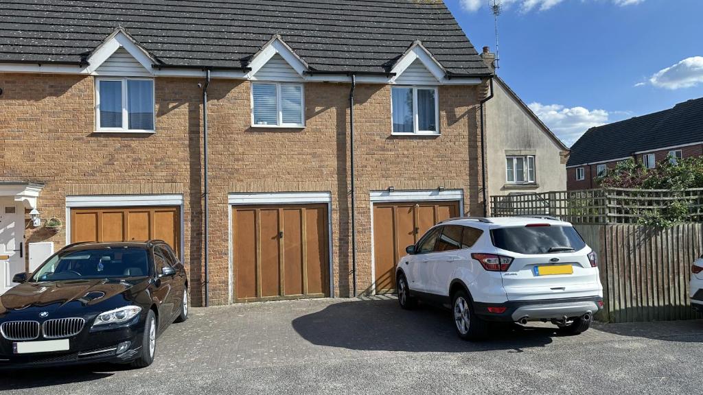 Charming Coach House in Peterborough - Two-Bedroom House for Rents | Gape Properties | Airbnb